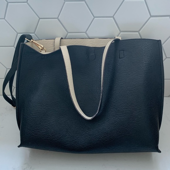 Oversized crossbody bag. - Picture 2 of 3